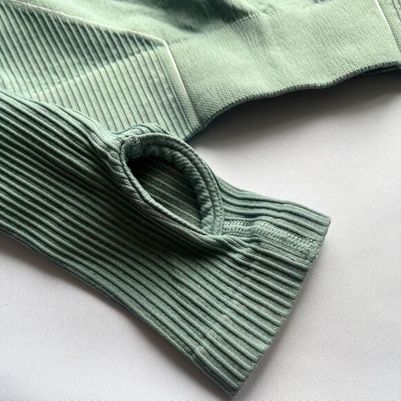 AYBL REFLEX SEAMLESS LONG SLEEVE CROP ATHLETIC TOP IN DUSTY MINT GREEN - S - Picture 7 of 9